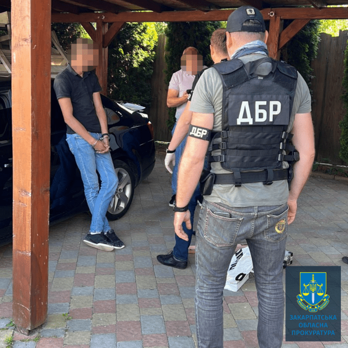 На Закарпатті у регіональному сервісному центрі МВС діяла корупційна схема – 02