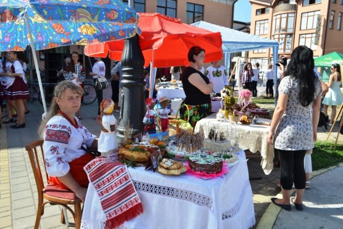 У Тячеві до Дня міста відбувся парад вишиванок – 10
