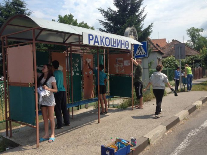 В селі Ракошино вказівник та автобусні зупинки перефарбували у кольори національного прапору України (ФОТО) – 14