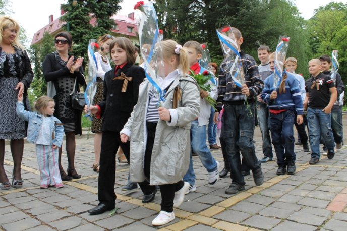 Мукачівські діти покладали квіти до вічного вогню (ФОТОРЕПОРТАЖ) – 08