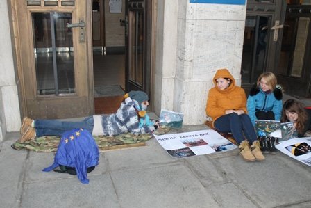 В Ужгороді активісти Євромайдану влаштували лежачий страйк перед будівлею ОДА (ФОТО) – 06