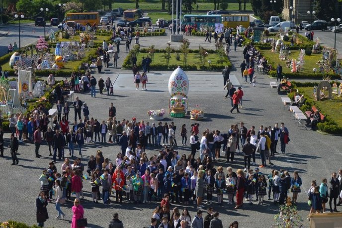 На головній площі Закарпаття розквітли писанками великодні дерева – 03