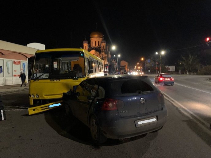 ДТП за участі маршрутки: постраждали мама з дитиною – 01