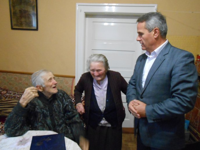 На Рахівщині вітали з днем народження найстарішого мешканця селища Ясіня – 01