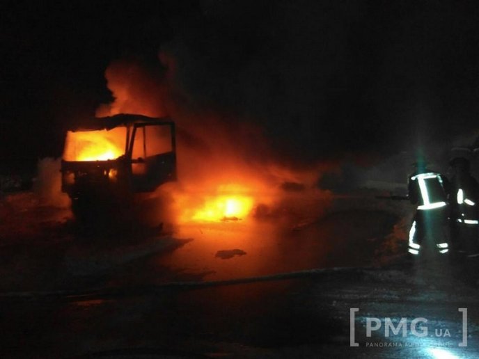 На трасі "Київ-Чоп" на Закарпатті горить вантажівка з російськими номерами – 03