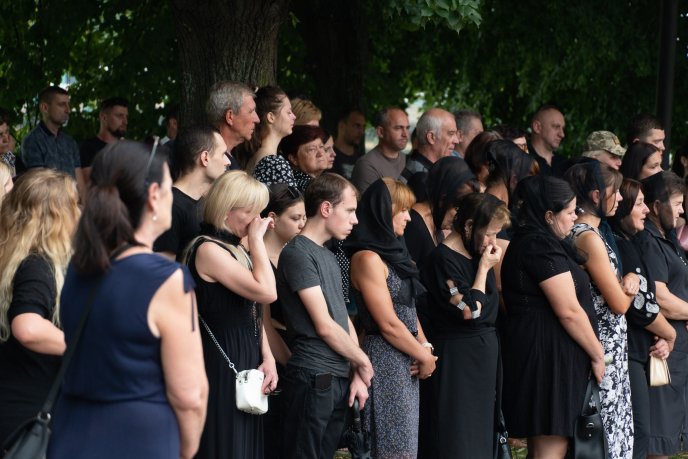 Залишились дві доньки: в Ужгороді поховали загиблого на війні Героя – 02