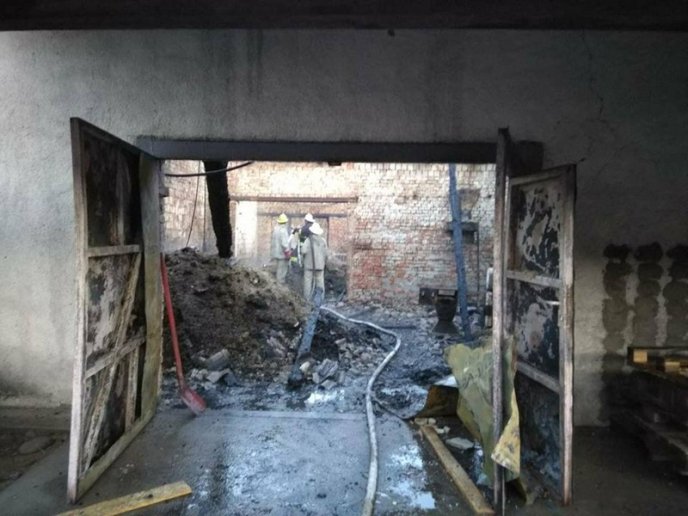 14 рятувальників гасили пожежу на підприємстві – 01
