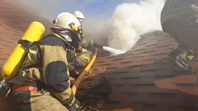 Закарпатські вогнеборці показали наслідки масштабної пожежі  – 12