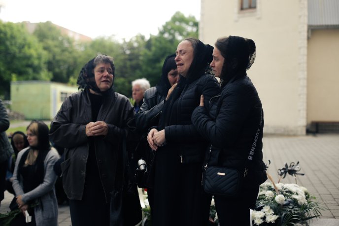 У Мукачеві попрощались із загиблим захисником — у нього залишились вагітна дружина та батьки – 03