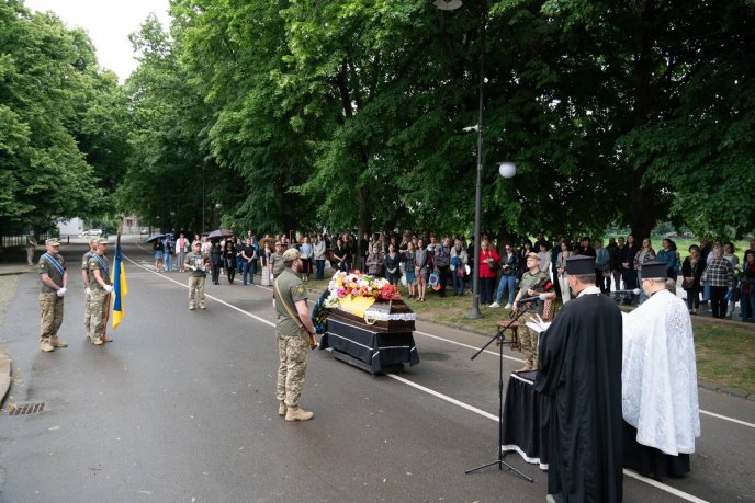 Рідних у чоловіка не залишилось: на Закарпатті поховали військового – 04