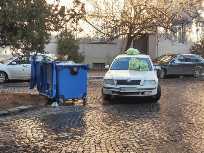 В Ужгороді невідомі провчили "героя парковки", поставивши пакети зі сміттям на автомобіль – 01 В Ужгороді невідомі провчили "героя парковки", поставивши пакети зі сміттям на автомобіль – 01