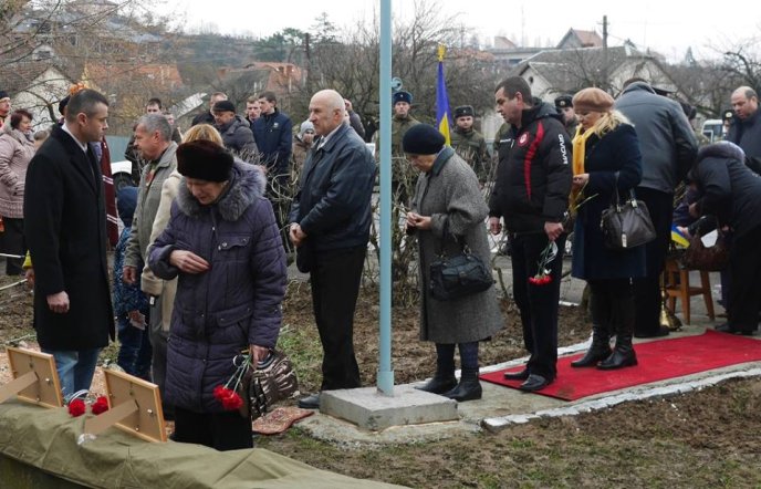 На площі Віталія Постолакі в Ужгороді до Дня пам’яті Небесної Сотні встановили і освятили хрест – 33