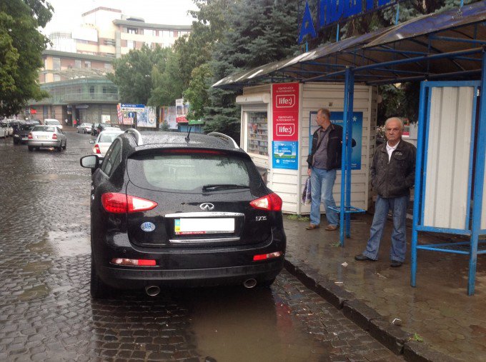 Ужгородський "олень" паркувався перед зупинкою маршрутних таксі (ФОТО) – 01