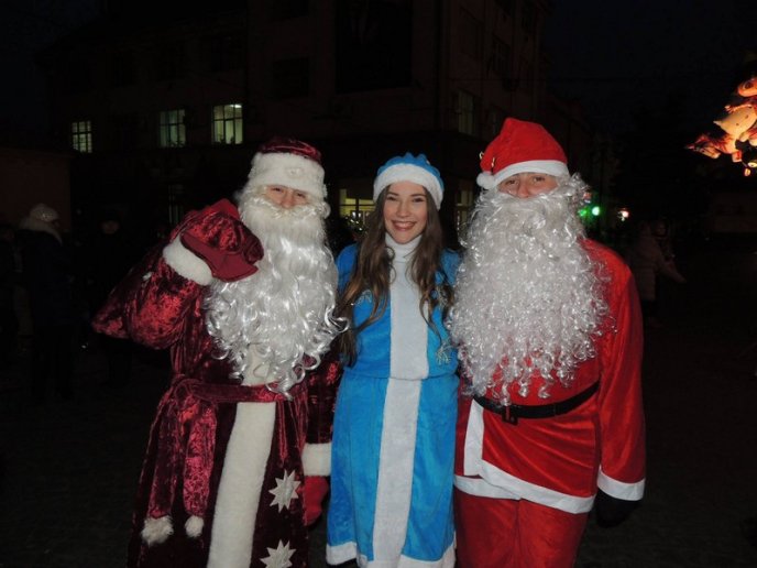 У Берегові урочисто засяяла новорічна ялинка та відкрилась ковзанка – 02