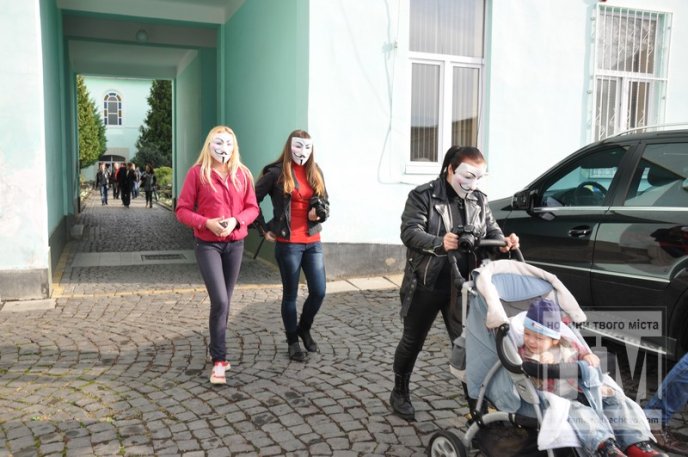 У Мукачеві відбувся соціальний флешмоб, в рамках якого розбили телевізор (ФОТО) – 15