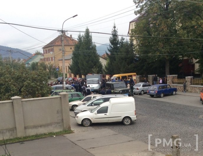 Оскаженілий натовп ромів "проводжав" автозак з родиною Лакатош вигуками "вбивці" – 03