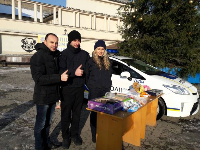 В Ужгороді патрульні влаштували святкову акцію – 01