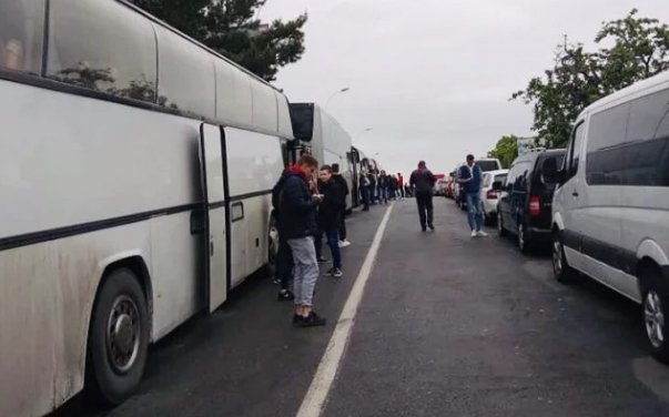 10 годин у черзі: на Закарпатті ускладнилась ситуація із перетином кордону – 02