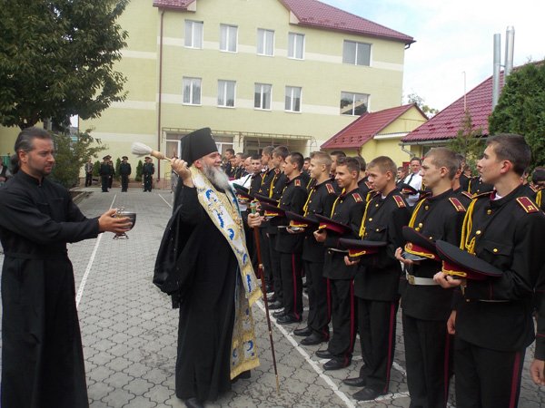 Владика Феодор відслужив молебень у Мукачівському військовому ліцеї з посиленою військово-фізичною підготовкою (ФОТО) – 11