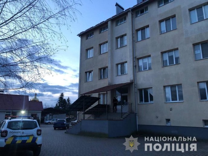 На Закарпатті чоловіку понищили автомобіль: порізали шини та побили скло – 04