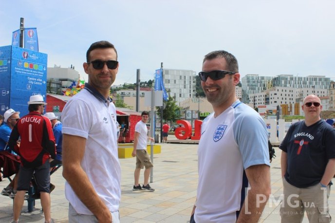 Словацькі та англійські фани розважаються у центрі французького Сент-Етьєна – 01