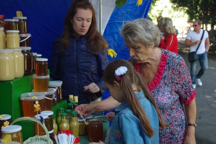 В Ужгороді ласують солодким продуктом на "Медовому Спасі" (ФОТОРЕПОРТАЖ) – 02
