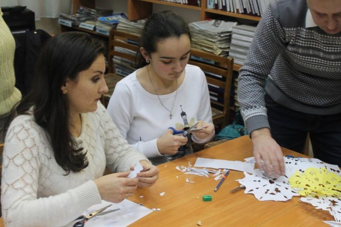 В обласній бібліотеці понад півсотні ужгородців навчались мистецтву витинанки – 13