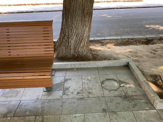 До приїзду Зеленського в Ужгороді прибрали сміття разом з урнами – 02