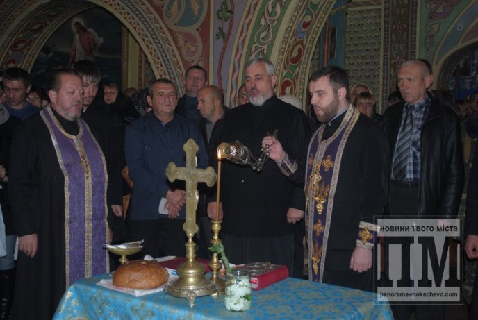 Сотні заплаканих очей провели в останню дорогу загиблого у зоні АТО мукачівця (ФОТОРЕПОРТАЖ) – 09