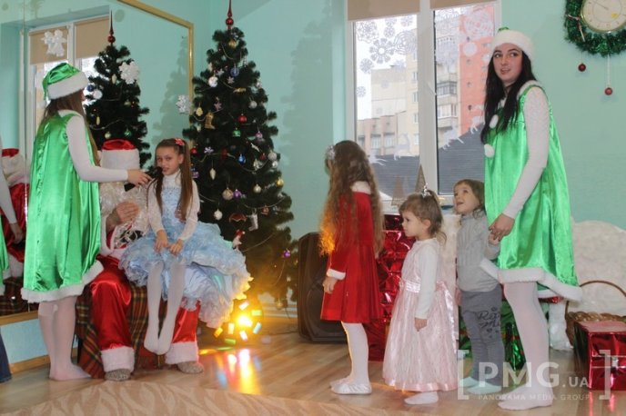 Жителі Мукачева подарували маленьким переселенцям із Донбасу свято – 22