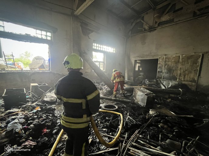 У Хусті рятувальники ліквідували пожежу на складі – 02