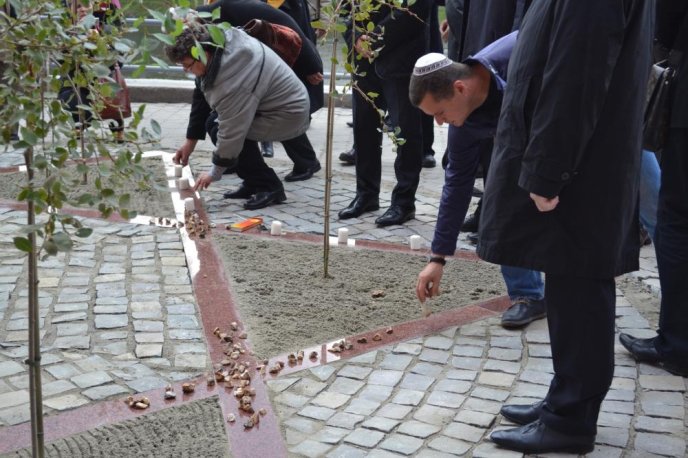 В Ужгороді відкрили пам’ятний знак жертвам Голокосту у вигляді шестикутної зірки Давида – 03