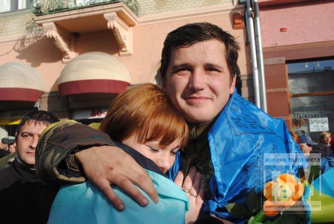 У Мукачеві з оплесками зустрічали героїв-бійців 128-ої бригади (ФОТОРЕПОРТАЖ) – 21