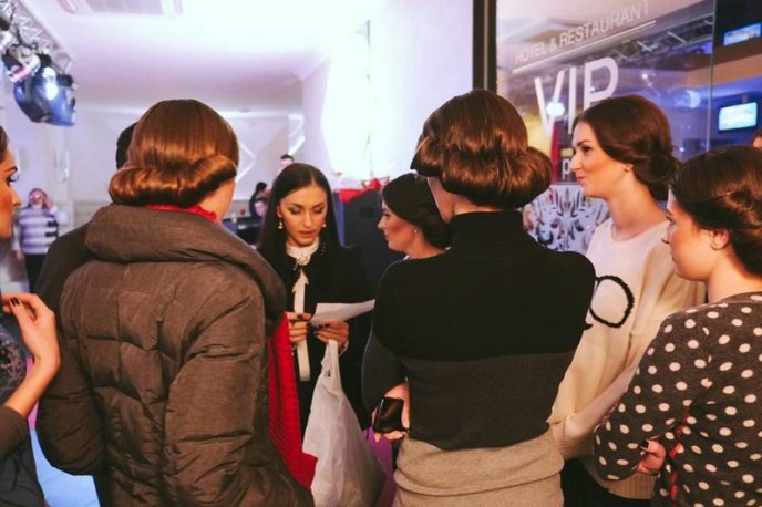 Відомі дизайнери з Києва, Львова та Ужгорода приїхали у невеличке закарпатське містечко, аби допомогти хворій дівчині (ФОТО) – 10