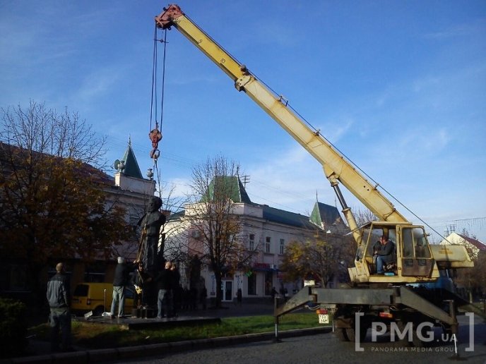 У центрі Мукачева демонтовують пам’ятник Мігаю Мункачі – 04