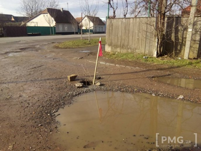 Окремі вулиці, тротуари та частина набережної Мукачева – у воді. Люди не приховують обурення – 02 Окремі вулиці, тротуари та частина набережної Мукачева – у воді. Люди не приховують обурення – 02