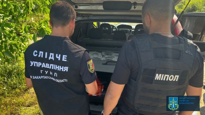 Закарпатець намагався незаконно переправити двох осіб через кордон за 7 тисяч доларів – 03