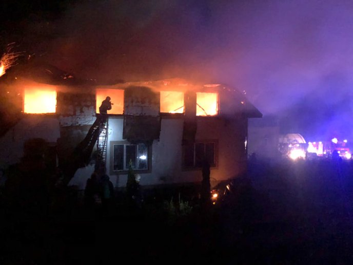 Під час пожежі ледь не згоріли монахи – 02