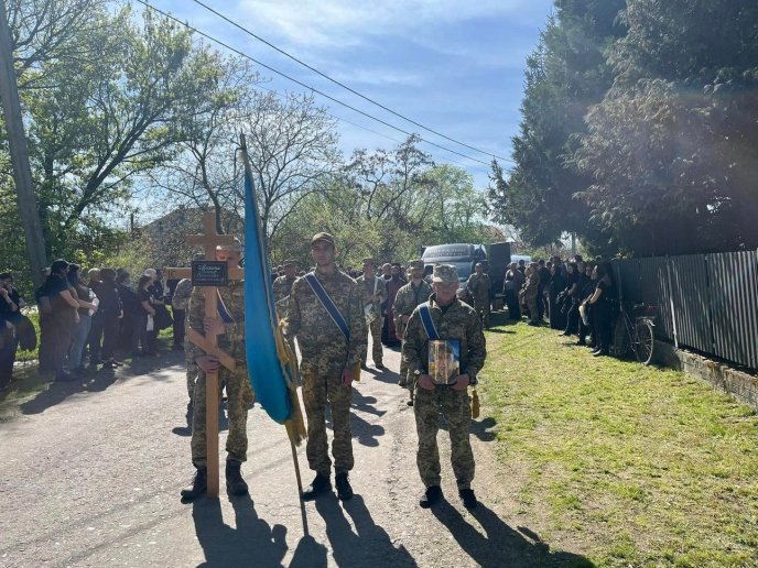 Сотні закарпатців навколішки проводжали Героя в останню путь – 04