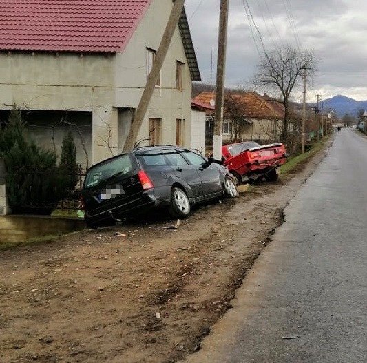 Жінка постраждала в результаті зіткнення автомобілів – 01