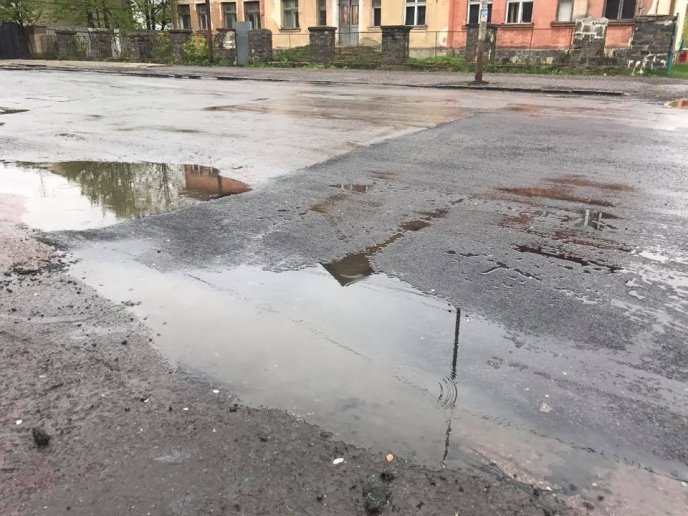 Люди вже сміються: в Ужгороді із початком дощу почали асфальтувати дорогу – 05