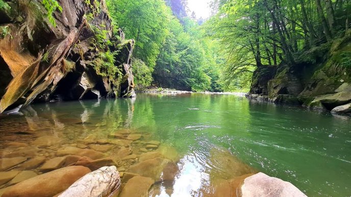 В мережі показали врaжaючі фото Блaкитної лaгуни нa Закарпатті – 11