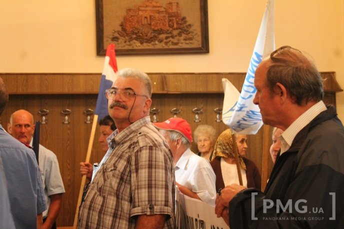 Русини прийшли з протестом під будівлю Мукачівської ратуші – 03