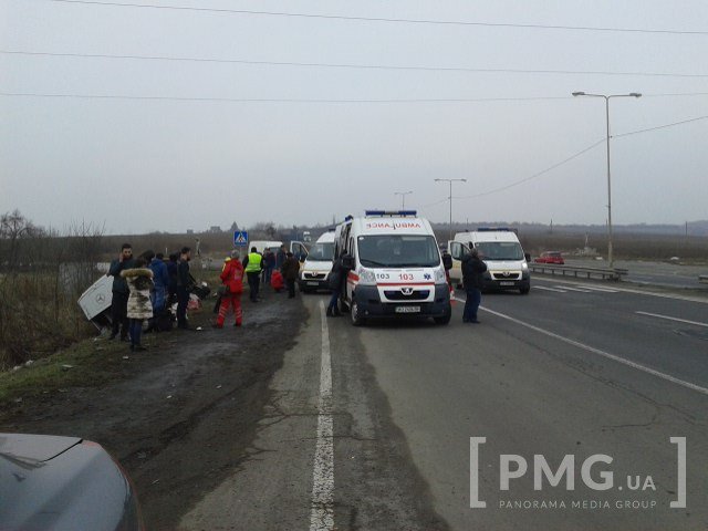 Неподалік Ужгорода жахлива ДТП: мікроавтобус із пасажирами з’їхав у кювет і перекинувся – 02