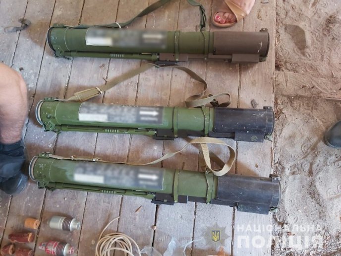 Бійці КОРДу затримали закарпатця, який переховував цілий арсенал засобів ураження – 03