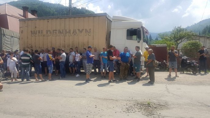 Закарпатці перекрили дорогу "Мукачево-Рогатин" – 04