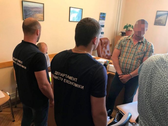 Чиновника затримали в робочому кабінеті під час отримання хабара – 03