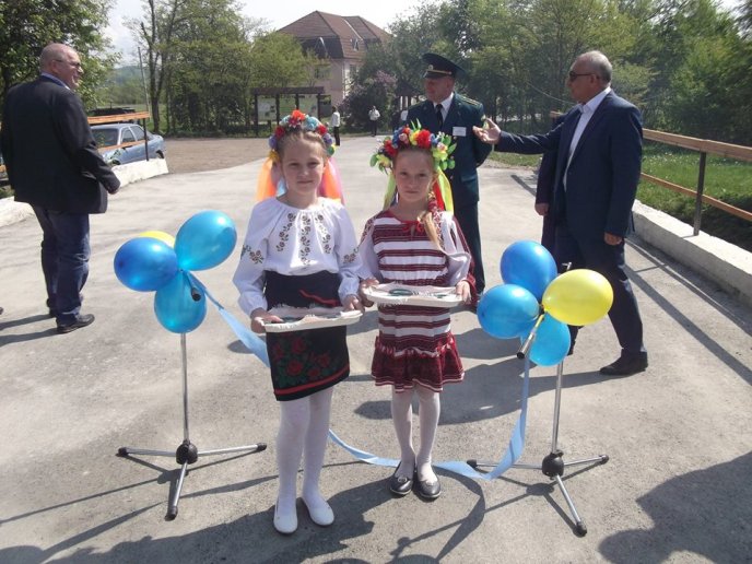 На Хустщині відкрили оновлену дорогу, яка веде до Долини нарцисів – 01