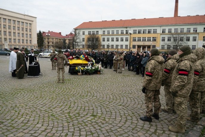 В обласному центрі попрощалися з молодшим сержантом, який загинув на війні – 04