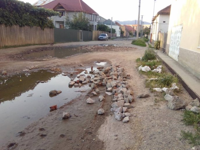 Мешканці вулиці Виноградної у Мукачеві засипали болота великим камінням – 01